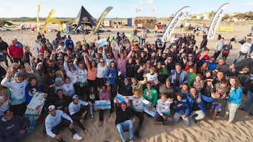 Foto de grupo de la Spain Kiteboarding League - SKL en Isla Canela.