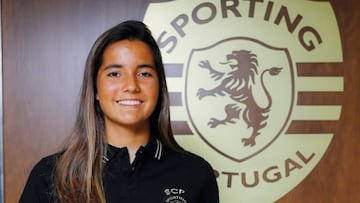 Teresa Bonvalot, surfista, con el polo y ante el escudo del Sporting Clube de Portugal