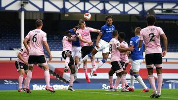 LIVERPOOL, ENGLAND - JULY 01: Caglar Soyuncu of Leicester City (C-L) and Dominic Calvert-Lewin of Everton (C-R) battle for the header during the Premier League match between Everton FC and Leicester City at Goodison Park on July 01, 2020 in Liverpool, Eng