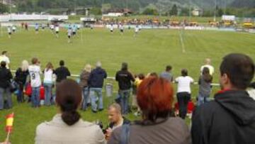 <b>EXPECTACIÓN. </b>La Selección se entrenó ayer y cientos de aficionados de Austria se acercaron para seguir en directo a los campeones de Europa y del Mundo.