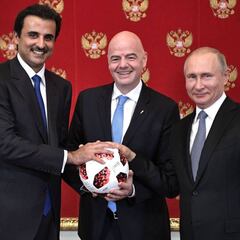 Putin e Infantino entregan al Emir de Qatar el testigo del Mundial