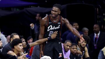 Isaiah Stewart, pívot de Detroit Pistons, reacciona en el banquillo tras recibir una técnica.