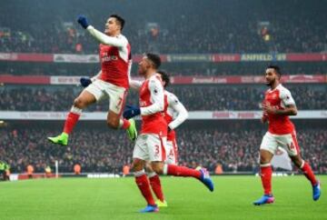 London (United Kingdom), 11/02/2017.- Arsenal's Alexis Sanchez (L) celebrates after scoring the 1-0 lead during the English Premier League soccer match between Arsenal FC and Hull City in London, Britain, 11 February 2017. (Londres) EFE/EPA/FACUNDO ARRIZABALAGA EDITORIAL USE ONLY. No use with unauthorized audio, video, data, fixture lists, club/league logos or 'live' services. Online in-match use limited to 75 images, no video emulation. No use in betting, games or single club/league/player publications.