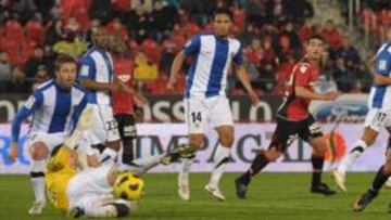 <b>ABRIÓ LA CUENTA. </b>Emilio Nsue cazó el rechace de Calatayud para marcar el 1-0 en el estadio Son Moix.