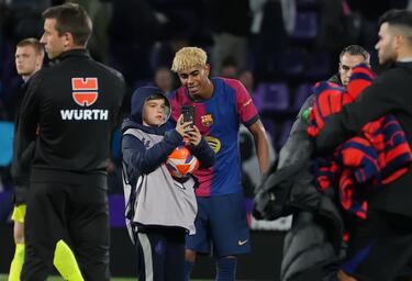 Lamine Yamal se fotografía con un recogepelotas al final del encuentro.