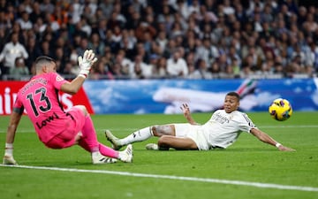  A pesar de la derrota ante el Real Madrid, el guardameta azulón evitó que el marcador fuera más abultado. 