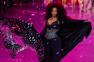 Fue uno de los primeros ángeles secretos de Victoria en recibir el estatus de contrato. Participó en nueve series de versiones desde 1996 hasta 2005, lo que indica su retiro oficial de Catwalk por fin en los eventos.