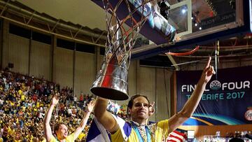 GRA334. LA LAGUNA (TENERIFE), 30/04/2017.- El jugador del Iberostar Tenerife Giorgios Bogris alza la copa de campeón tras la final de la Liga de Campeones de baloncesto que Banvit e Iberostar Tenerife jugaron esta tarde en La Laguna, Tenerife. EFE/Cristóbal García