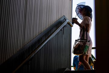 Aficionados a la h¨ªpica en el Churchill Downs de Kentucky durante la Kentucky Oaks.