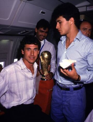 Fue campeón del mundo con Argentina en el Mundial de México 1986. Entrenó al Real Madrid en la temporada 94/95 bajo el mandato de Ramón Mendoza. Ganó con el Real Madrid la Liga de 1995. En la imagen, Valdano (Izquierda), Borgui (derecha) y Brown (atrás) en el vuelo de regreso a Argentina tras ganar la Copa del Mundo en México 1986.
 