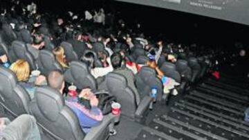 <b>TRANQUILIDAD. </b>Los espectadores llenaron los cines para vivir el partido como desde el Camp Nou.