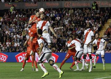 Bale disputa un balón aéreo con Mario Suárez durante el Rayo Vallecano-Real Madrid.