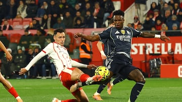 Soccer Football - LaLiga - Girona v Real Madrid - Estadi Montilivi, Girona, Spain - November 30, 2025 Real Madrid's Vinicius Junior in action with Girona's Arnau Martinez REUTERS/Albert Gea