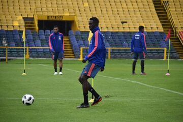 Dávinson Sánchez entrena a fondo en El Campín preparando el juego de despedida del próximo viernes en Bogotá.