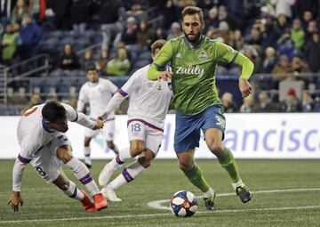 El color verde, los detalles oscuros y el cuello, logran volver feo a este uniforme.