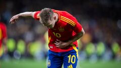 2-0. Dani Olmo, celebra el segundo tanto con una reverencia al público del estadio Santiago Bernabéu.