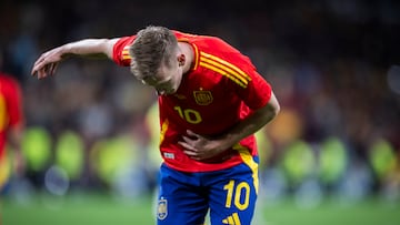 2-0. Dani Olmo, celebra el segundo tanto con una reverencia al público del estadio Santiago Bernabéu.