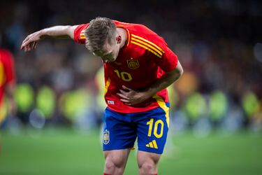 2-0. Dani Olmo, celebra el segundo tanto con una reverencia al público del estadio Santiago Bernabéu.