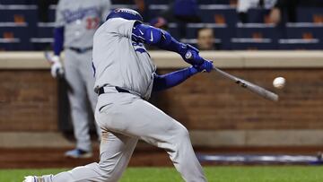 Queens (United States), 17/10/2024.- Los Angeles Dodgers Max Muncy hits a solo home run off a pitch by New York Mets relief pitcher Tylor Megill during the ninth inning of the Major League Baseball (MLB) American League Championship Series playoff game three in Queens, New York, USA, 16 October 2024. The League Championship Series is the best-of-seven games and is tied 1-1. The winner of the National League Championship Series will face the winner of the American League Championship Series to advance to the World Series. (Liga de Campeones, Nueva York) EFE/EPA/CJ GUNTHER
