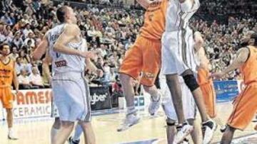 <b>SIN CONCESIONES. </b>Charles Smith obstaculiza un tiro de Mavrokefalidis. Los dos equipos se aplicaron al máximo en defensa.