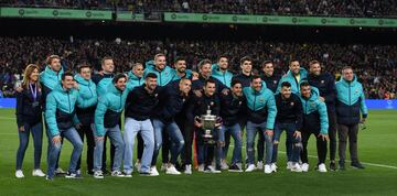 Los jugadores de la sección de balonmano del FC Barcelona posan con el trofeo de la liga Asobal.