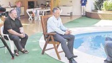 <b>RECUERDOS. </b>El británico entrevistando al astro argentino sobre el Inglaterra-Argentina del Mundial 86.