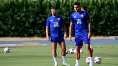 Embarba, junto a Kaiky, durante un entrenamiento del Almería.