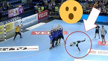 Queda 1" e inventa el golpe franco de la historia: físicamente imposible de explicar