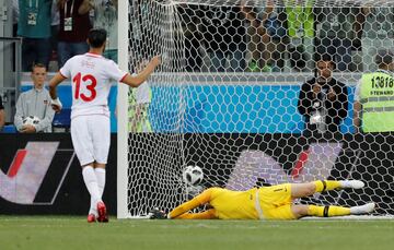 1-1. Jordan Pickford en el gol del empate marcado de penalti por Ferjani Sassi .