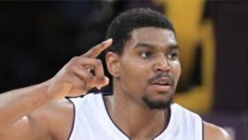 El pívot Andrew Bynum, que fue presentado como nuevo jugador franquicia de los Sixers de Filadelfia, dijo sentirse muy "feliz" por el recibimiento y el trato recibido.