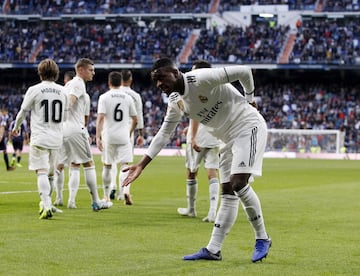 El jugador brasileño del Real Madrid Vinicius celebra el 1-0 haciendo una reverencia al público.