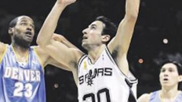 <b>SUPERMANU. </b>Ni Camby ni Nájera frenan el gancho de Ginóbili.
