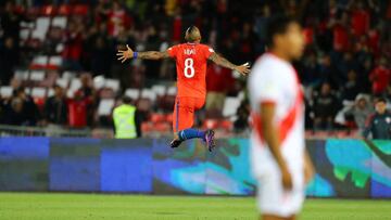 Vidal celebra uno de sus dos goles frente a Perú