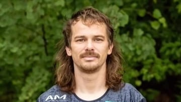 Scott Huntley, rider de MTB, con bigote y pelo largo.