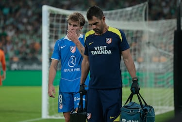 Pablo Barrios se retira lesionado en el minuto 54 de partido.