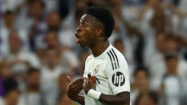 Vinicius enfadado con su cambio en el Clásico.