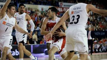 GRAF2706. MANRESA (BARCELONA), 02/06/2019.- El jugador del Baxi Manresa Sergi García (2-d) entra a canasta entre Fabien Causeur (i), Sergio Llull (d) y Gustavo Ayón (2-i), del Real Madrid, durante el segundo partido de los cuartos de final de la Liga ACB de baloncesto disputado esta noche en el Nou Congost de Manresa. EFE/Susanna Sáez