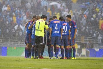 Apenas corrían 10 minutos en el partido cunado una tormenta apareció en Monterrey, con las malas condiciones de la cancha no se podía jugar y el silbante los suspendió. El partido fue reprogramado.