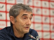 GRAFCAV8965. LEZAMA (BIZKAIA), 23/01/2026.-El entrenador del Athletic de Bilbao, Ernesto Valverde en rueda de prensa previa al partido de mañana, donde entrenador del Sevilla, el argentino Matías Almeyda, elogió este viernes a los "grandísimos jugadores" y al "gran entrenador" del Athletic Club, su rival del sábado en el Ramón Sánchez-Pizjuán y al que considera "preparado para jugar varios torneos" al mismo tiempo porque, no en vano, "son un equipo de 'Champions'". EFE/Luis Tejido
