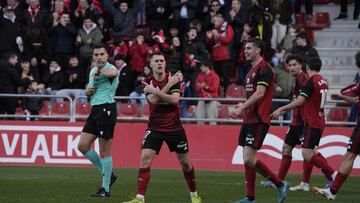 Izeta celebra la primera diana del partido ante el Elche.