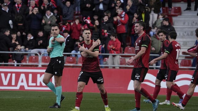 El Mirandés se divierte y tumba al Elche en Anduva