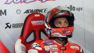 Andrea Dovizioso, en el box de Le Mans.