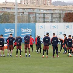 El Barça escenifica con caras largas el KO europeo