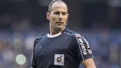 El &aacute;rbitro &Aacute;lvarez Izquierdo, durante el partido de Liga Santander entre Deportivo de la Coru&ntilde;a y Atl&eacute;tico de Madrid.