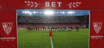 Los jugadores del Sevilla y del Atlético de Madrid se saludan en el centro del campo antes del inicio del encuentro. 