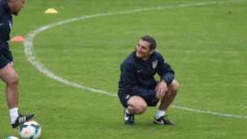 El técnico del Athletic de Bilbao, Ernesto Valverde (d), durante el primer entrenamiento del equipo en las instalaciones de Lezama