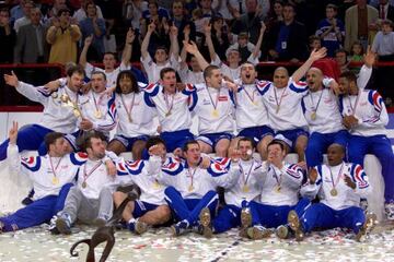 Francia celebrando el t&iacute;tulo mundial de 2001.