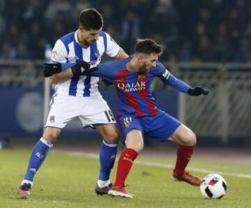Messi pelea un balón con el defensa de la Real Sociedad Yuri Berchiche 