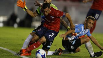 Tagliafico, de rojo, durante un partido en Argentina.