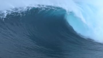 Una ola gigante -Jaws- rompe en Pe'ahi (Maui, Hawái).